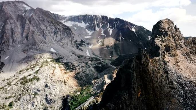 在美国夏季优胜美地国家公园天际线，无人驾驶飞机在令人惊叹的电影灰色山岩脊上方平移。