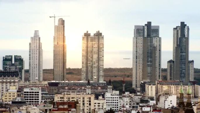 阿根廷马德罗港区布宜诺斯艾利斯建筑物上的阳光。