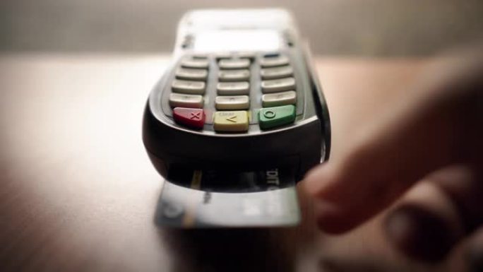 商业手在信用卡读卡器中插入信用卡