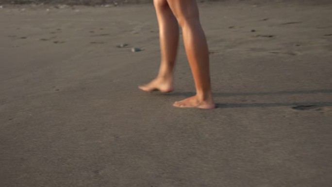 年轻女子在海洋海滩上行走的镜头序列