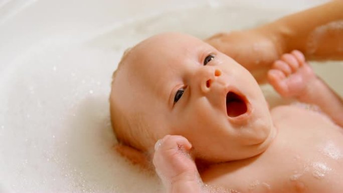 母亲在浴室4k给男婴洗澡