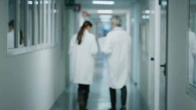 医生和护士在医院病房散步时讨论患者的诊断，以寻求未来治疗的建议。