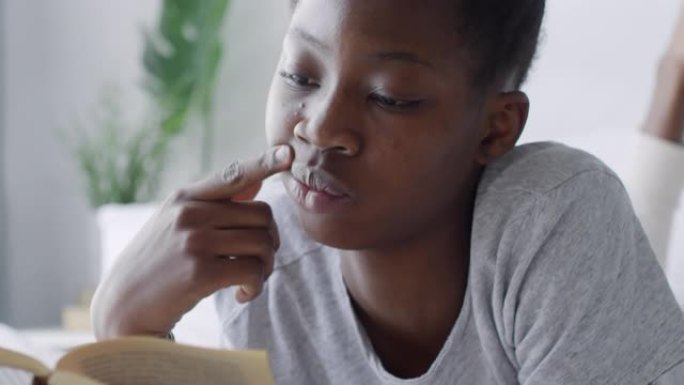 年轻的黑人妇女读书