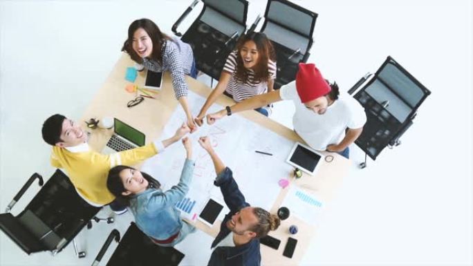 亚洲和多民族商务人士的4k慢动作镜头，休闲西装站立，手部协调，快乐行动，为现代工作场所的团队合作，人