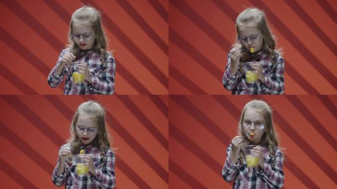女孩用塑料杯吃菠萝