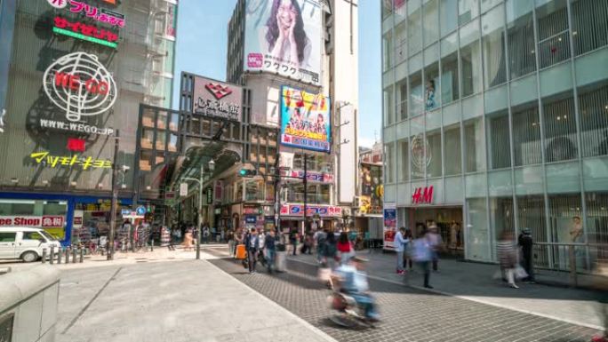 难波道顿堀桥的延时，拥挤的游客走在购物街。大阪旅游景点地标，日本旅游，娱乐区。