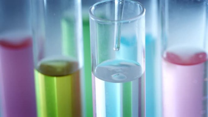 在科学实验室中分析了彩色液体中微粒子分子的慢动作宏观，以研究护肤和美容化妆品。