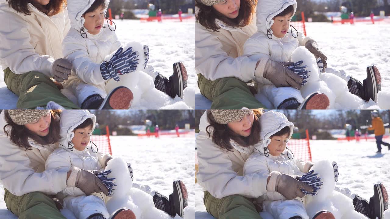 母子俩在日本的雪地里玩得开心。