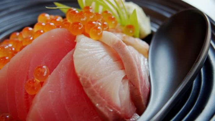 将鱼生鱼片与米饭混合。日本饮食风格，健康饮食理念