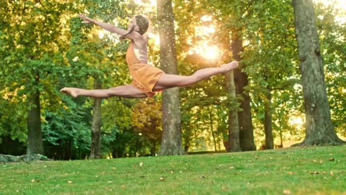 MS超级慢动作优雅的年轻女子在夏季公园跳劈叉