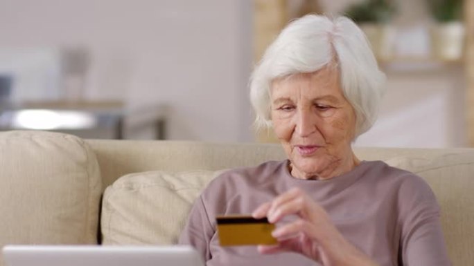 退休妇女在线购物的面孔