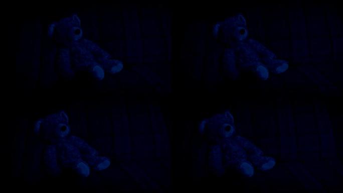 晚上在沙发上传递泰迪熊