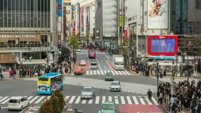 行人和汽车人群的4k时间流逝未定义的人步行立交桥日本东京都涩谷区的街道交叉路口。日本文化和购物区概念