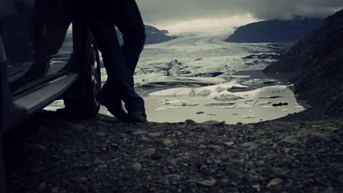 沉思冰川泻湖。站在SUV