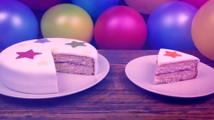 在五颜六色的生日聚会上蛋糕和切片