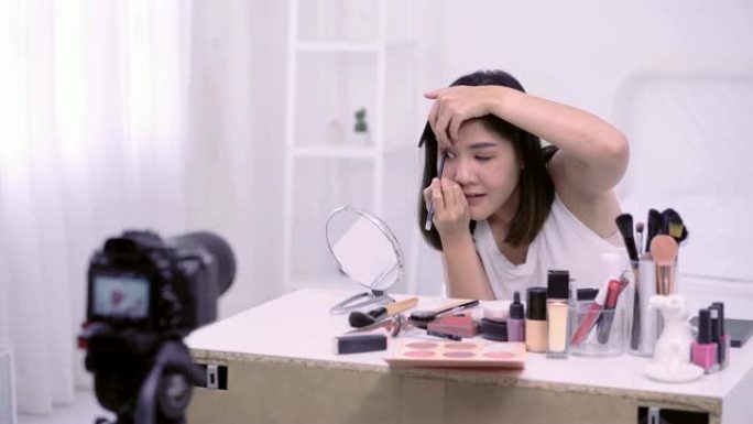 4K分辨率亚洲女性美容博主，v-logger应用眼线到她的眼睛做化妆品化妆教程
