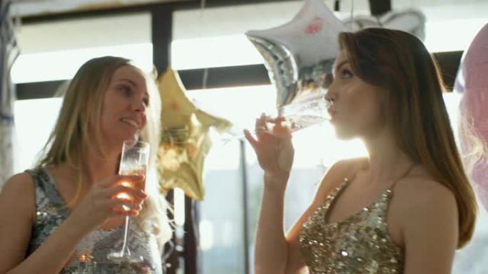 华丽的女孩用香槟庆祝