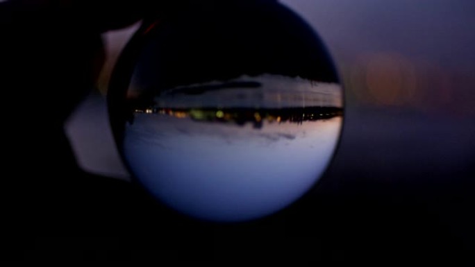 玻璃球反射的城市。日落
