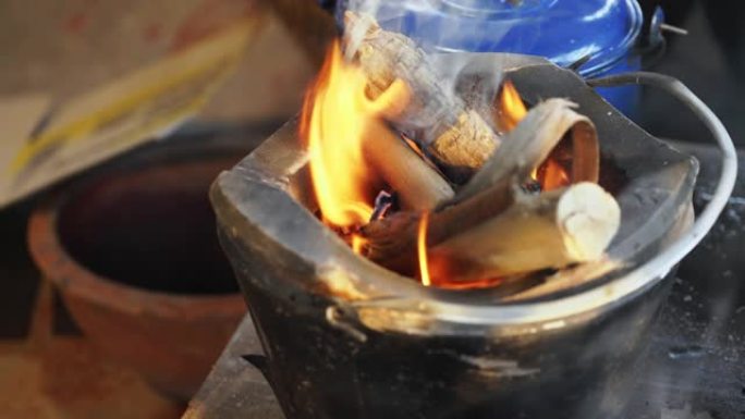 在泰国传统炉灶中燃烧木材