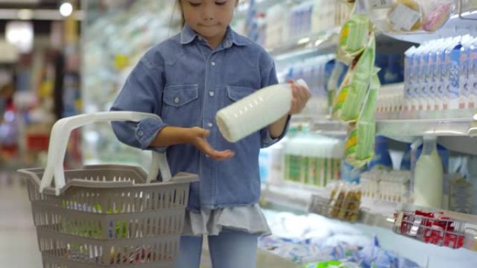 小学女孩买牛奶小女孩购物手提采购篮子琳琅