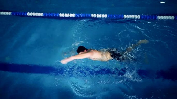 游泳池中假肢的男性游泳者的俯视图