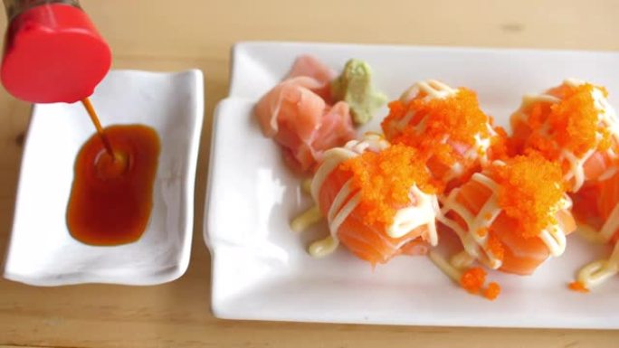 日本料理酱油三文鱼寿司