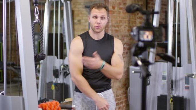 健身房教练录制滑轮机锻炼视频教程