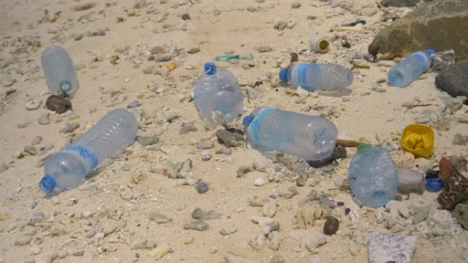 特写: 塑料瓶散落在Himmafushi的沙滩上