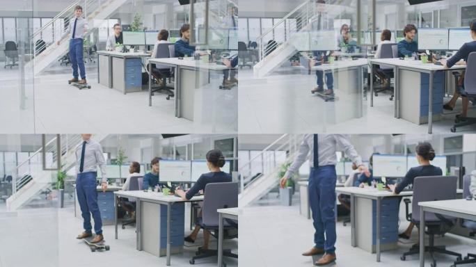 在明亮的公司办公室里，穿着领带和衬衫的酷商人骑着滑板穿过办公室走廊。在后台，从事台式计算机工作的专业