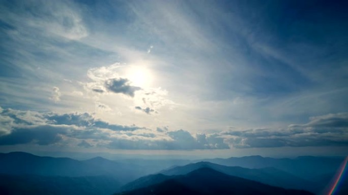 日落背景上美丽的山景。时间流逝