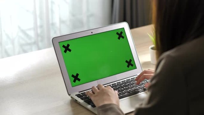 女人用绿屏显示器在笔记本电脑键盘上打字
