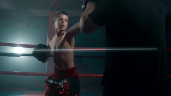 青少年男孩接受拳击训练
