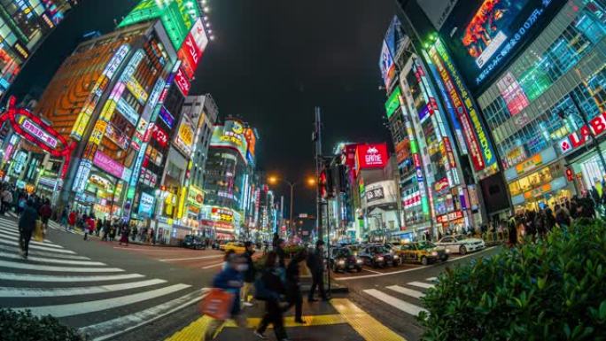 日本新宿东京市，歌舞伎町夜间时间与人群不明的人走在街上