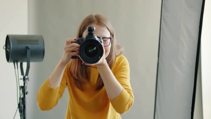 摄影师在摄影棚里拍照的慢动作看着相机