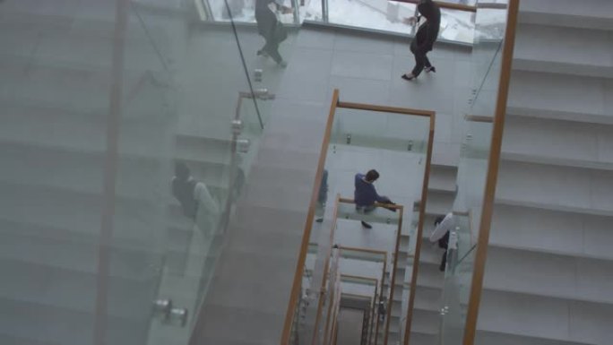 现代多层办公楼中的楼梯竖井