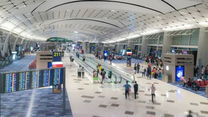 延时: 香港机场出发区的旅客人群