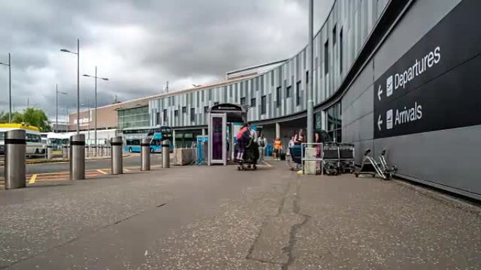 延时: 航站楼外爱丁堡国际机场的旅客人群