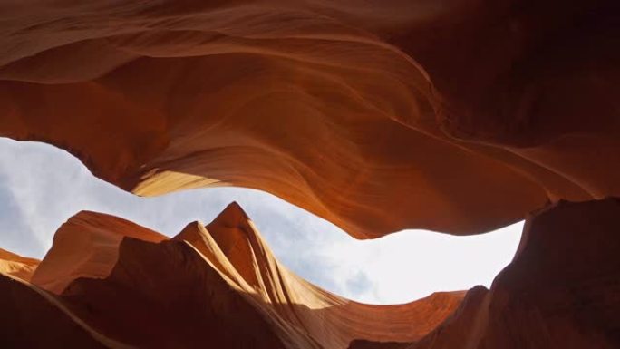 美国犹他州下羚羊峡谷纳瓦霍部落公园低角度的多莉镜头。