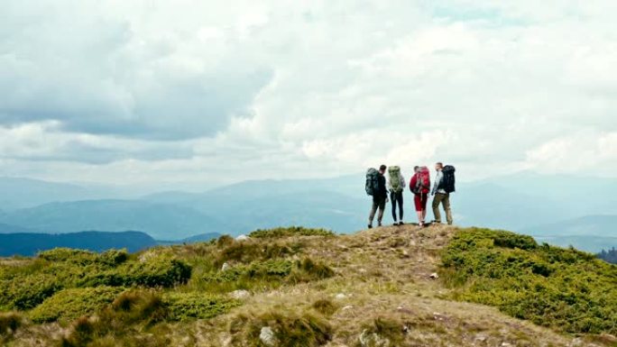 四人站在山上，景色优美
