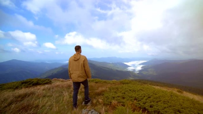 站在山上的男人，风景如画