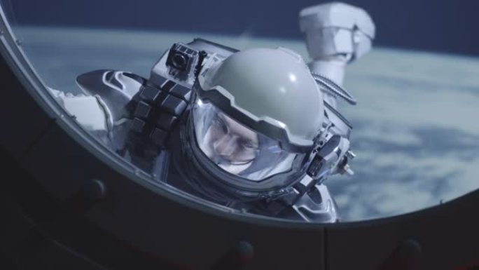 宇航员在航天器窗户上漂浮