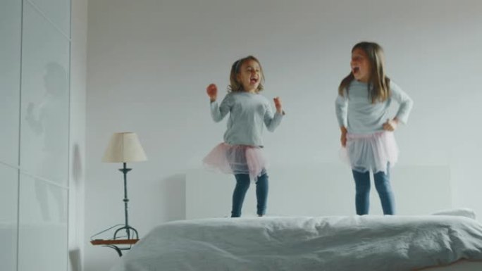 两个穿着粉色短裙的小女孩的真实照片穿着妈妈高跟鞋玩得很开心