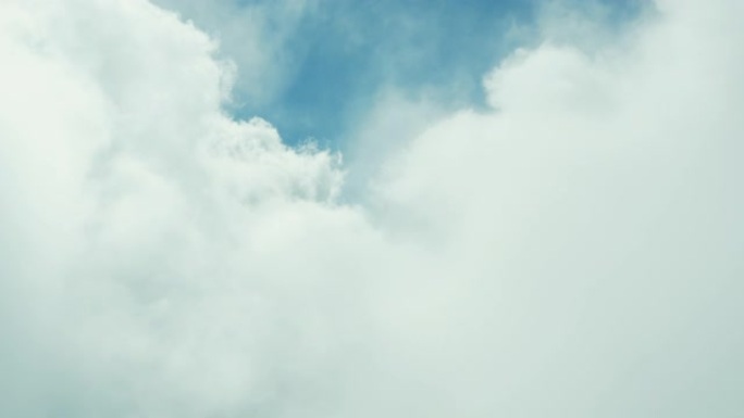 在蓝天下飞过云层蓝天白云冲破云层飞机视角
