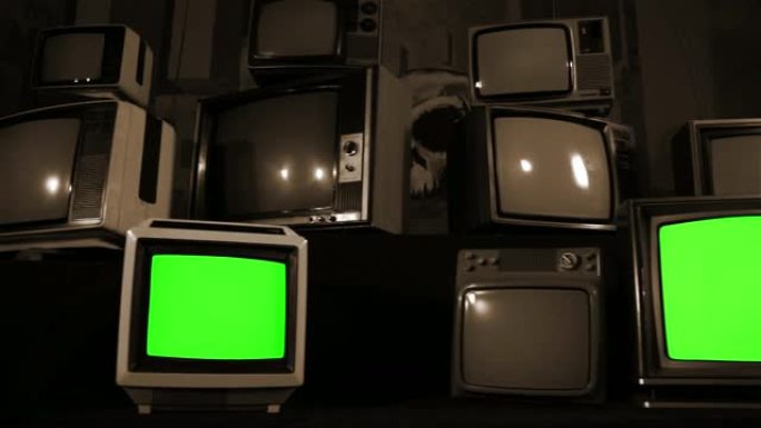 绿屏80年代电视组。多莉平行射击。棕褐色色调。