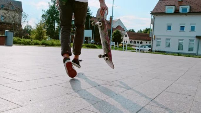 MS TIMEWARP EFFECT年轻男子在阳光明媚的小镇广场跳下滑板
