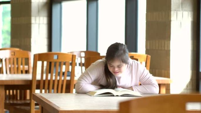 患有唐氏综合症的少女阅读教科书