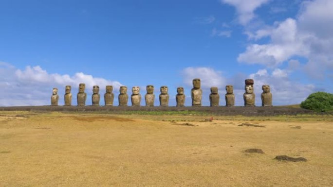 无人机: 晴朗的蓝天下，Rapa Nui上的巨石摩艾雕塑。