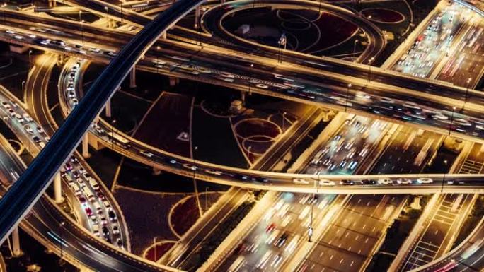 过桥、地铁和城市交通的T/L TU视图，黄昏到夜晚的过渡/阿联酋迪拜