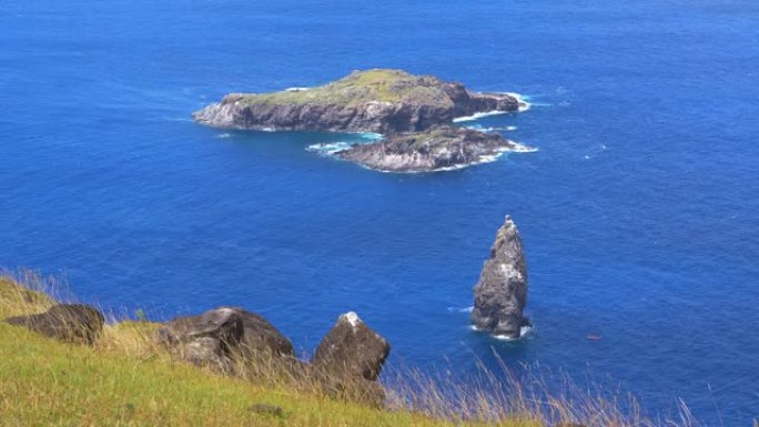 特写: Motu Nui的未触及的小岛被鲜艳的蓝色海洋包围。