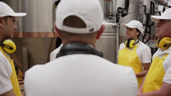 在一家啤酒厂工作的女工程师向一群接受培训的体力劳动者解释了这一过程